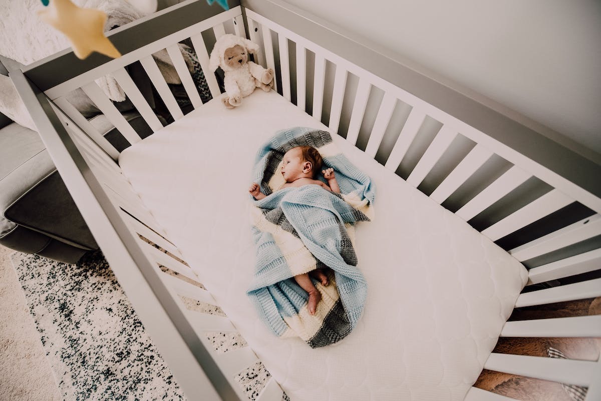 Les meilleures astuces pour gérer le passage de bébé du lit à la chambre